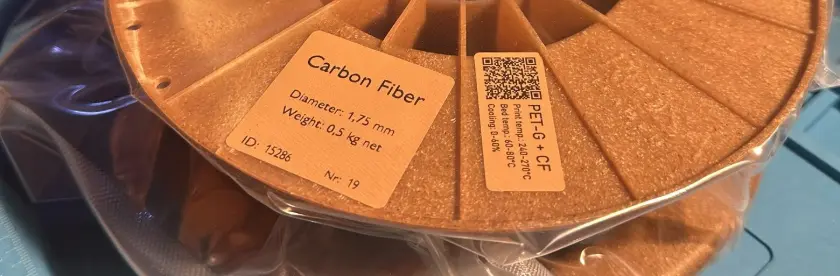 Filament à charge de carbone